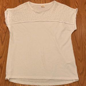 WHITE TEE W/ KITTEN FIGURES